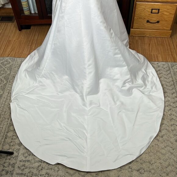 DAVID'S BRIDAL COLLECTION
lace wedding dress with beaded metallic lace - Picture 6 of 16